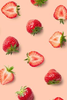 Erdbeeren auf rosa Hintergrund.