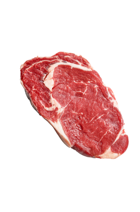 Rohes, dünn geschnittenes Rindfleisch auf weißem Hintergrund.