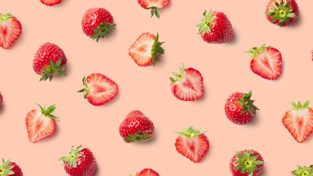 Erdbeeren auf rosa Hintergrund.