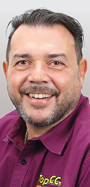 TopCC Mitarbeiter Miguel Angel Moreno im lila Hemd