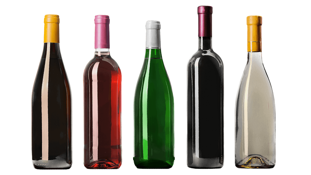 Fünf verschiedene Schnapsflaschen in unterschiedlichen Farben, aufgereiht vor einem dunklen Hintergrund.