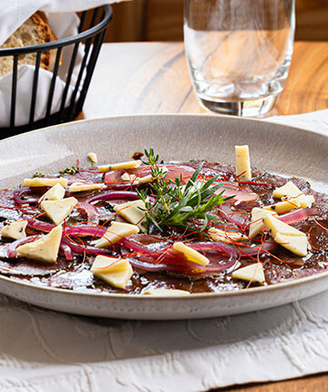 Carpaccio vom Sommerreh mit Trüffelkäse