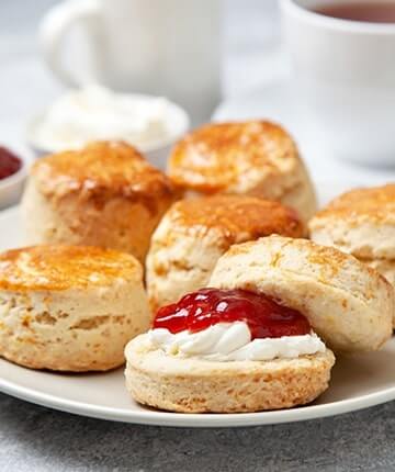 SCONES MIT ERDBEERKONFITÜRE