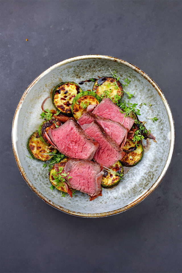 Geflämmtes Rinderfilet auf Curry-Zucchini