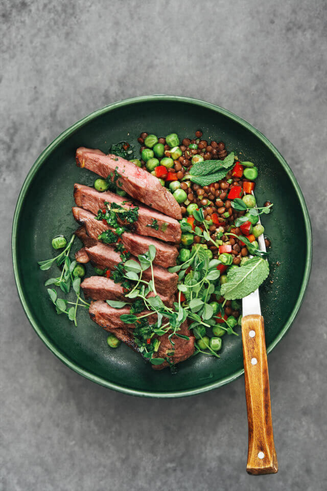 Lammfilets auf Erbsen-Minze-Guacamole