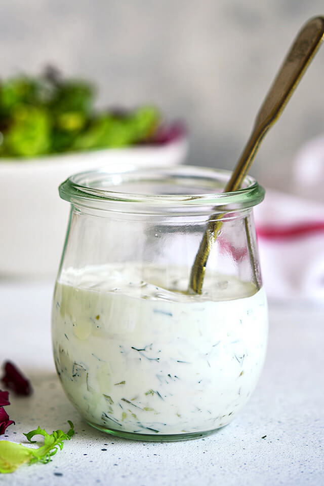 Joghurt-Kräuterdressing