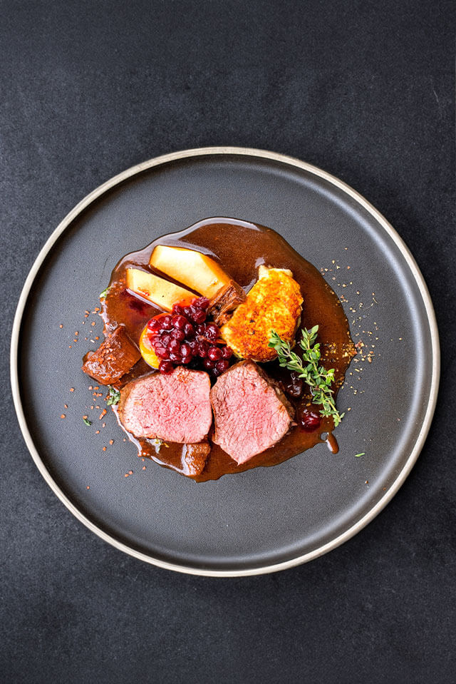 Hirschentrecôte mit Portwein-Zwiebeln und Selleriepüree