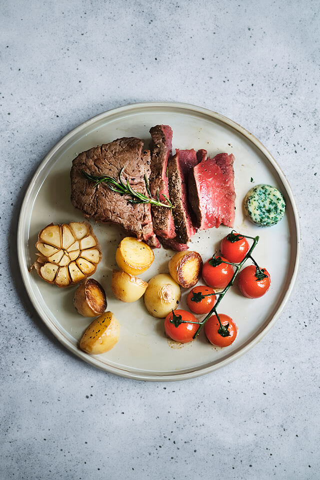 Steak mit Kräuterbutter und Rosmarin-Kartoffeln